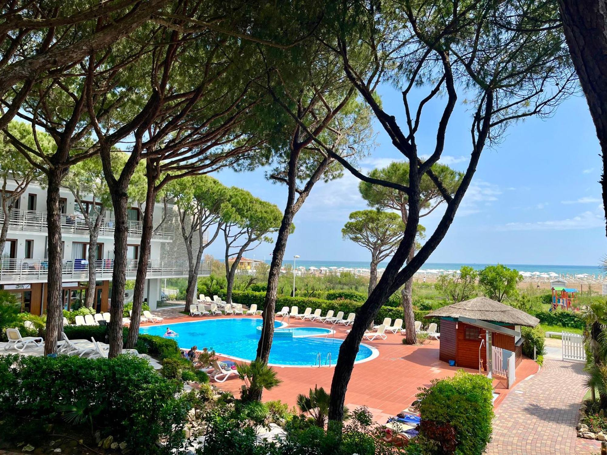 Park Hotel Pineta & Dependance Suite Eraclea Mare Exterior photo